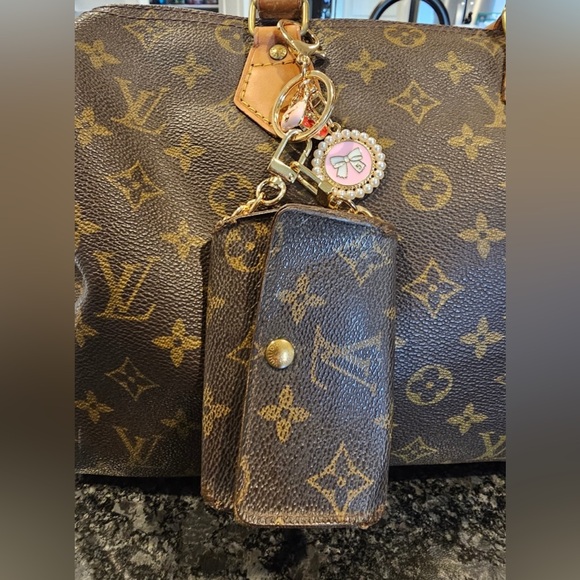 Louis Vuitton Monogram 6 Key Holder with Chain and Charm - Picture 3 of 14